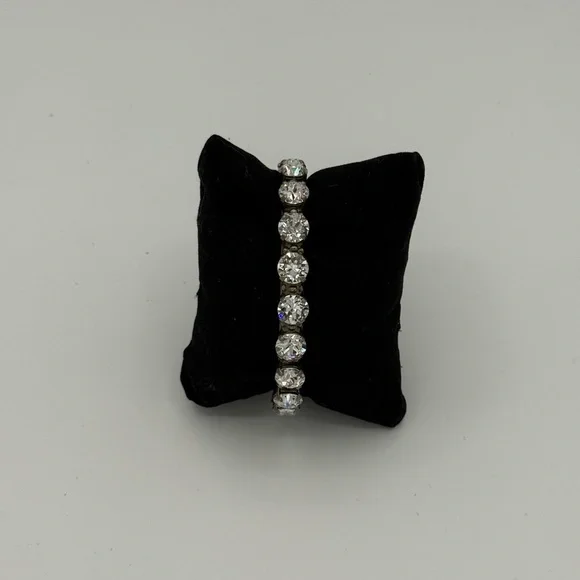 NWOT💎Women’s Riveting Romance Swarovski 16 Crystal Bangle Bracelet. - Picture 3 of 9